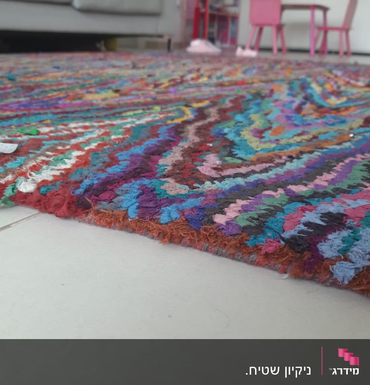 שטיח צבעוני על רצפה לבנה